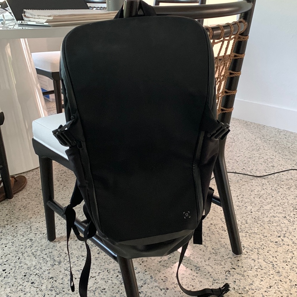 Lululemon mens more miles backpack